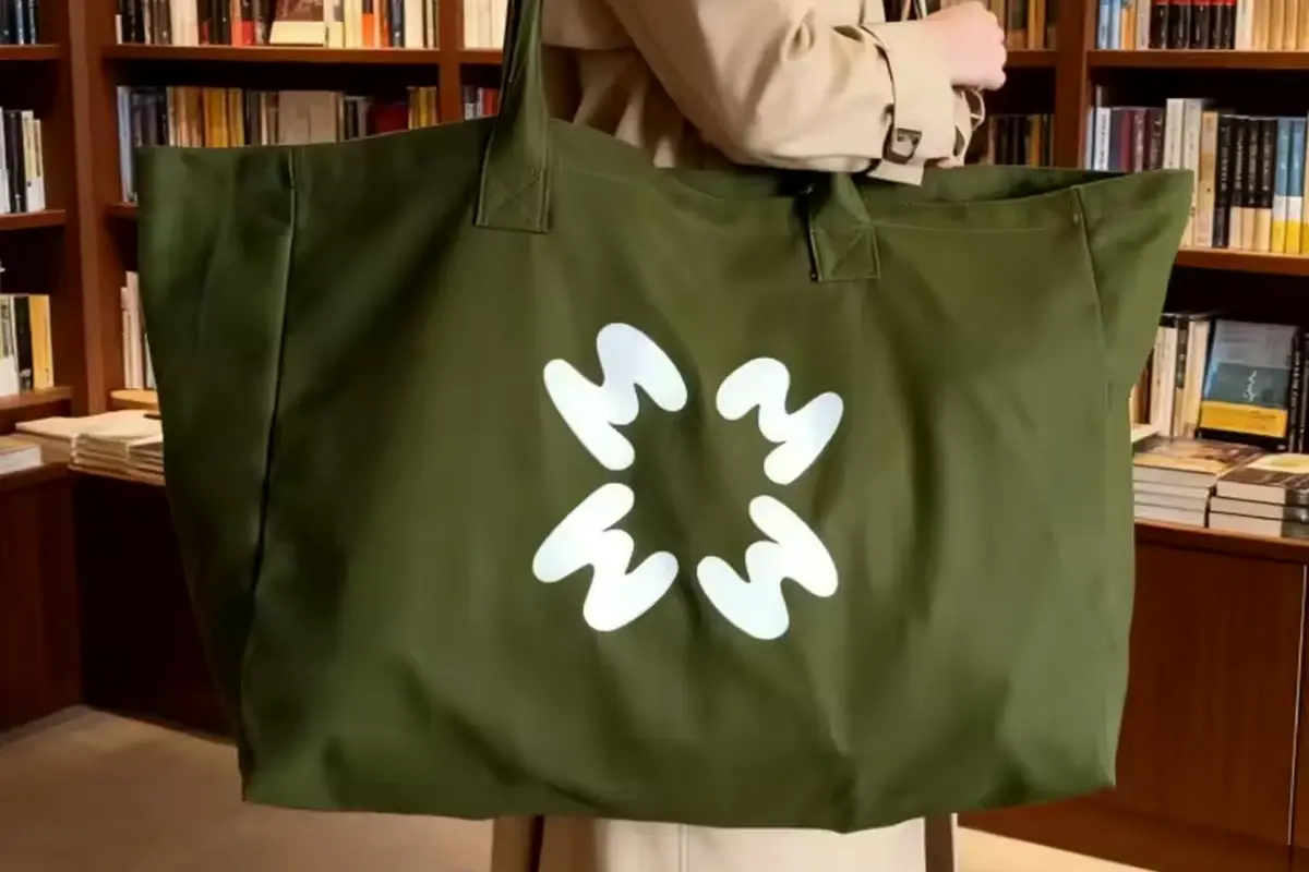 Oversized green zipper tote reviewed as a construction sample.