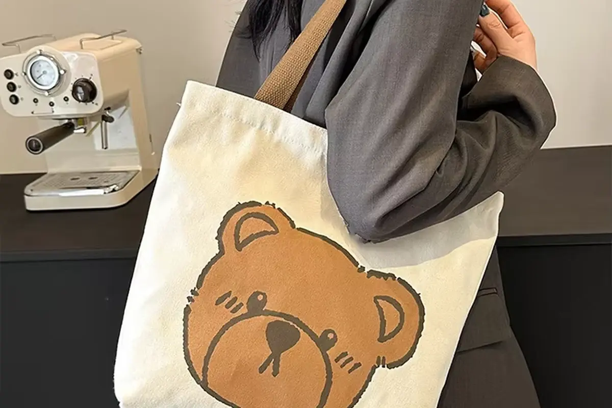 Printed cotton tote carried on the shoulder to check handle drop