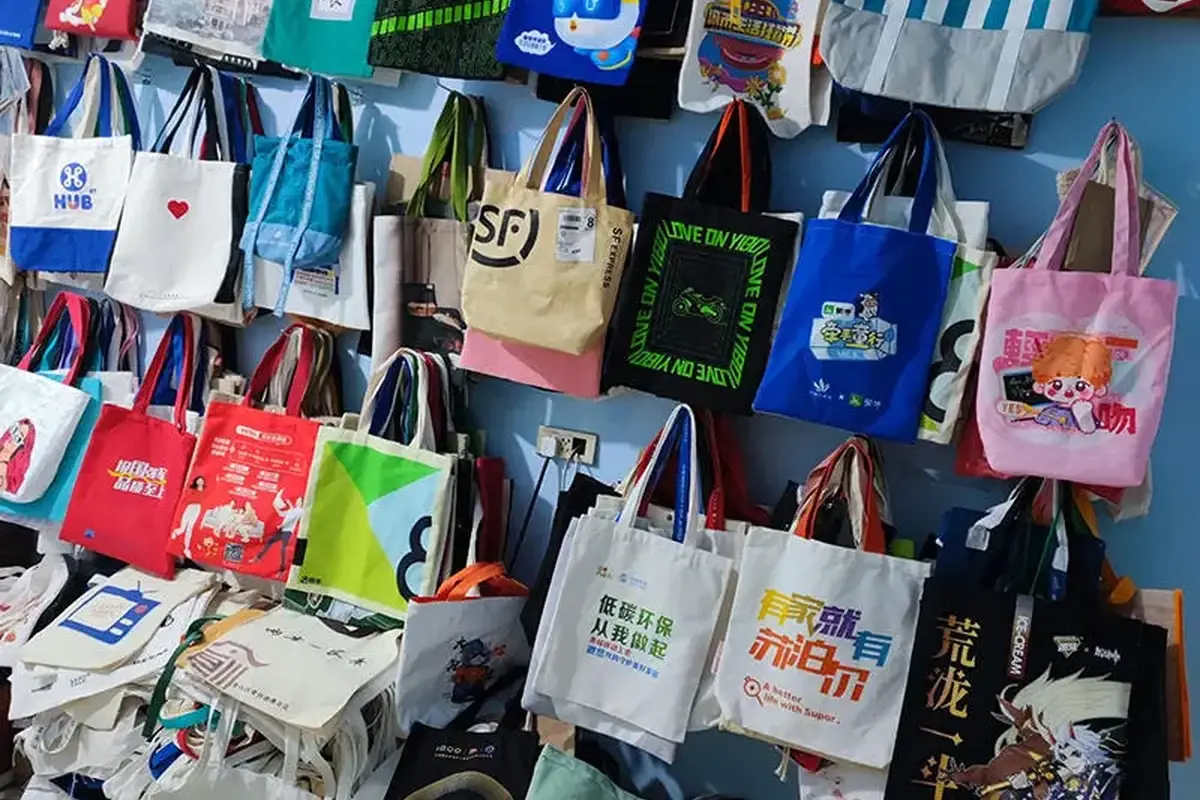 Tote bag sample display for retail style and load planning